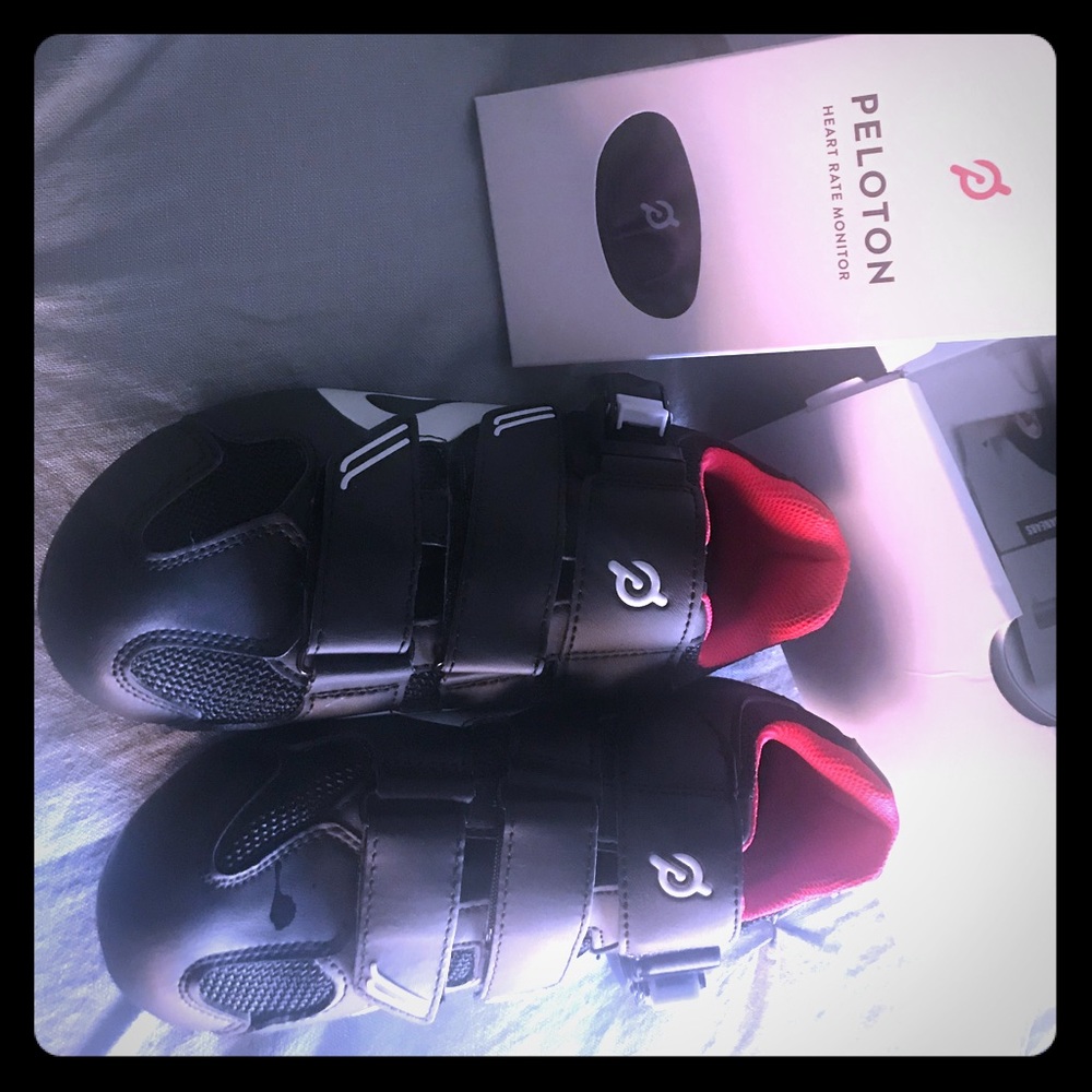 Pelotón shoe and heart rate monitor